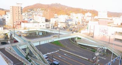 写真：これから補修工事が本格化する千歳横断歩道橋