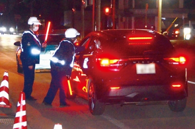 写真：車両を止めて飲酒運転の検問をする室蘭署員（一部画像は加工している）