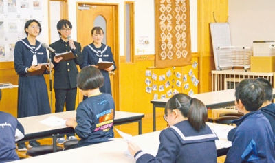 写真：カナダ派遣の報告をする大滝徳舜瞥学校の生徒