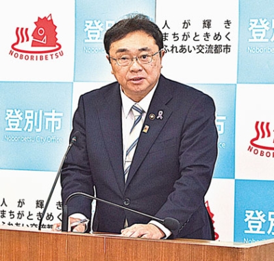写真：記者会見する小笠原市長