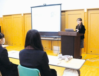 写真：高校生を前に「研究者という選択～色々な可能性を考えてみよう」と題して講話した太田教授