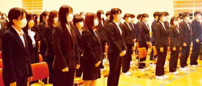 写真：校歌を初披露する看護学生