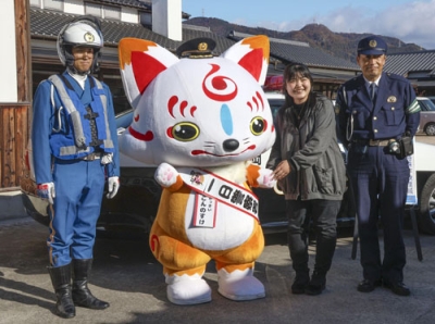 写真：岡山県警瀬戸内署の一日署長に就任した「おっきい　こんのすけ」＝２５日午前