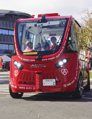 写真：関係者を乗せて出発する自動運転バス＝２５日午前、岐阜市