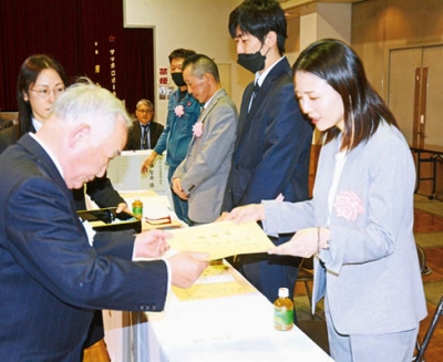 写真：表彰状を受け取る受賞者