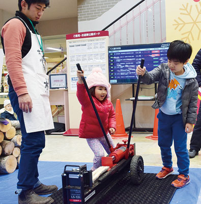 写真：まき割り体験を行う子どもたち