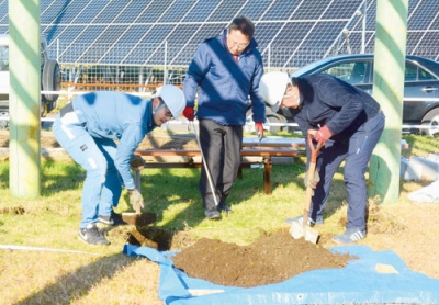 写真：菱中・岩倉特定建設工事共同企業体によるベンチの設置作業