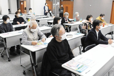 写真：がんの予防、治療方法を学ぶ参加者ら