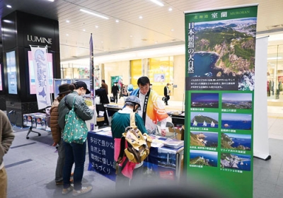 写真：室蘭の名所などを紹介する担当者ら（提供写真）