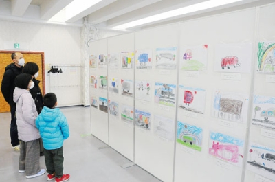 写真：子どもたちが描いたさまざまなトラックを展示している