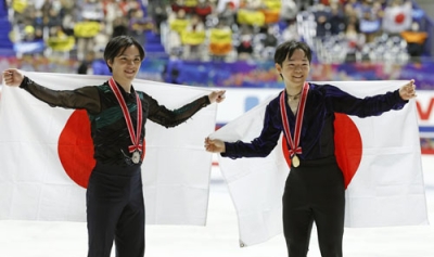 写真：男子の表彰式を終え、笑顔を見せる優勝した鍵山優真（右）と２位の宇野昌磨＝東和薬品ラクタブドーム