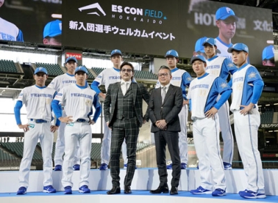 写真：日本ハムの新入団選手発表でポーズをとる（前列左から）宮崎一樹外野手、細野晴希投手、新庄監督、（１人おいて）進藤勇也捕手、明瀬諒介内野手、（後列左から）星野ひので外野手、浜田泰希内野手、平田大樹外野手、加藤大和投手＝２６日、エスコンフィールド北海道