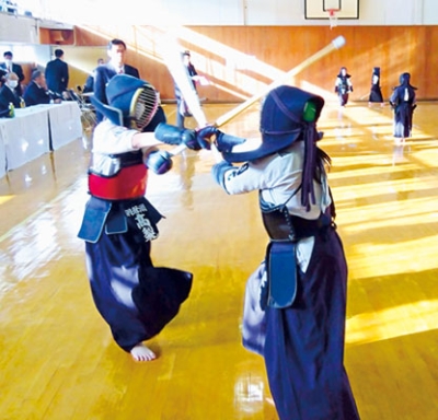 写真：稽古の成果を発揮し１本を狙う剣士たち