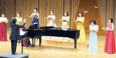 写真：美しいハーモニーを届けた演協合唱団