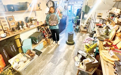 写真：新しく移転し、ギアが見やすくなった店内（広角レンズ使用）