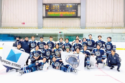 写真：優勝を決め喜ぶ日鉄室蘭の選手たち