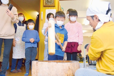 写真：元気いっぱいきねを振るう子ども＝高砂中央町会