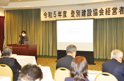 写真：職場の健康管理について講演する内澤さん