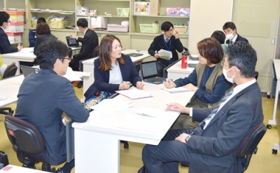 写真：各チームで知恵を絞り取り組む光陵中校区一斉部会