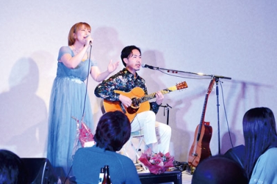 写真：会場に歌声が響き渡るアルバム発売記念ライブ