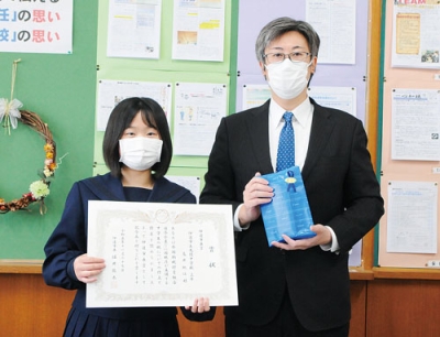 写真：市長賞を手にする光陵中の髙井さん（左）と堀井市長