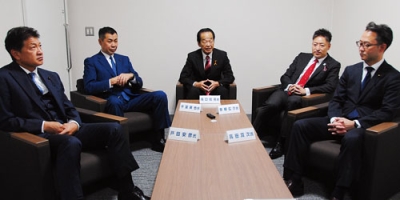 写真：より良いまちづくりについて話し合った５道議による座談会