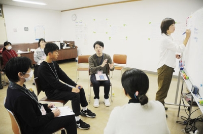 写真：参加者たちが積極的に意見を出し合った模擬会議