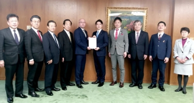 写真：鈴木知事（右から５人目）に要望書を手渡す北海道結志会の所属議員