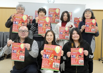 写真：ぼくらの音楽会をＰＲするサンタの会メンバー