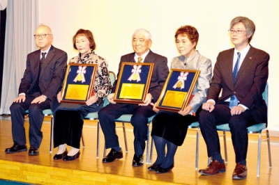 写真：文化協会功績賞を受賞した真田さん（左から２人目）、渡辺さん（同３人目）、珍田さん（同４人目）