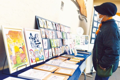 写真：洞爺湖町役場ロビーに飾られた己書作品展