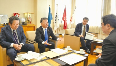 写真：小笠原市長（右）に要望事項を説明する右から鈴木高士副会頭、木村会頭、斎藤正史副会頭