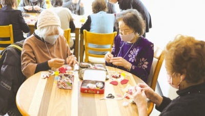 写真：クリスマスにちなんだ小物制作を楽しむ参加者（提供写真）