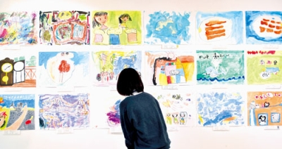 写真：画用紙いっぱいに描いた子どもたちの力作が並ぶ絵画展