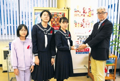 写真：伊達市社協大滝支所に募金を届けた大滝徳舜瞥学校の奈良さん（左から３人目）ら