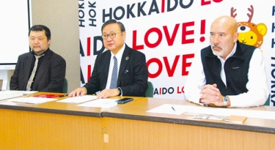 写真：「北海道の魅力を世界に発信したい」と話す大西実行委員長（中央）