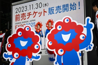 写真：万博の開幕まで５００日となり、大阪・梅田で開催された前売り入場券の販売促進イベントに展示された、「ミャクミャク」のパネル＝３０日午後