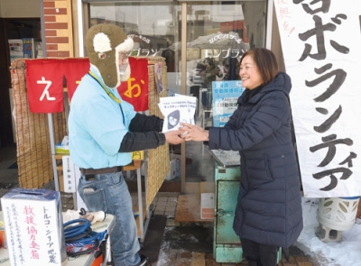 写真：２日間先着５０食で焼いもを販売する（市外で行われた焼きいも販売）