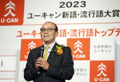 写真：プロ野球阪神の今季スローガン「アレ（Ａ．Ｒ．Ｅ．）」が「２０２３ユーキャン新語・流行語大賞」の年間大賞に選ばれ、笑顔の岡田監督＝１日午後、東京都千代田