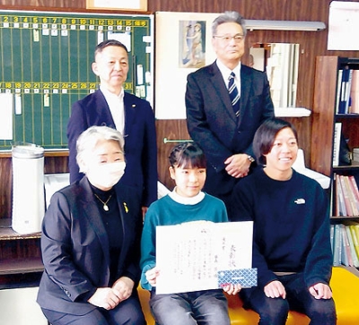 写真：優秀賞を受賞した藤森さん（前列中央）