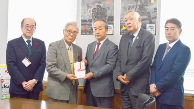 写真：寄付金を手渡す中田会長（中央）