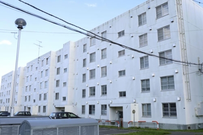 写真：札幌市豊平区の市営住宅「月寒団地」。２０３０年冬季五輪招致が実現した場合、付近の国有地と現在の敷地の一部に新築した選手村を、大会後に市営住宅にする建て替え構想があった＝１０月、札幌市