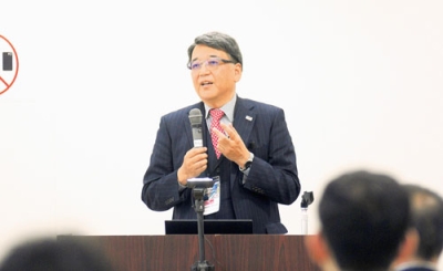 写真：アジア鋳物会議で講演する室工大の清水教授