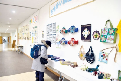 写真：来場者の目を引いている「生きがい講座」の受講者が制作した展示作品
