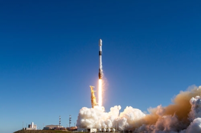 写真：１日、米カリフォルニア州の基地で打ち上げられた韓国初の軍事偵察衛星を載せたロケット（スペースＸ提供、共同）