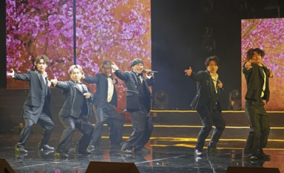 写真：「日越友好ダンス祭」で歌とダンスを披露する「ＤＡ　ＰＵＭＰ」のメンバーら＝１日、ベトナム・ハノイ（共同）