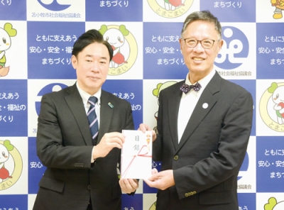写真：渡邊会長（右）に目録を手渡す掛水会長