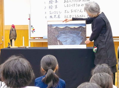 写真：「きつつきの会」メンバーによる絵本の読み聞かせ（提供写真）