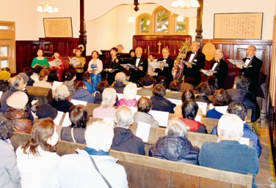 写真：聖堂に１０人の美声が響き渡ったクリスマスコンサート