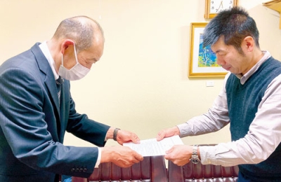 写真：要望書を手渡す金子会長（右）
